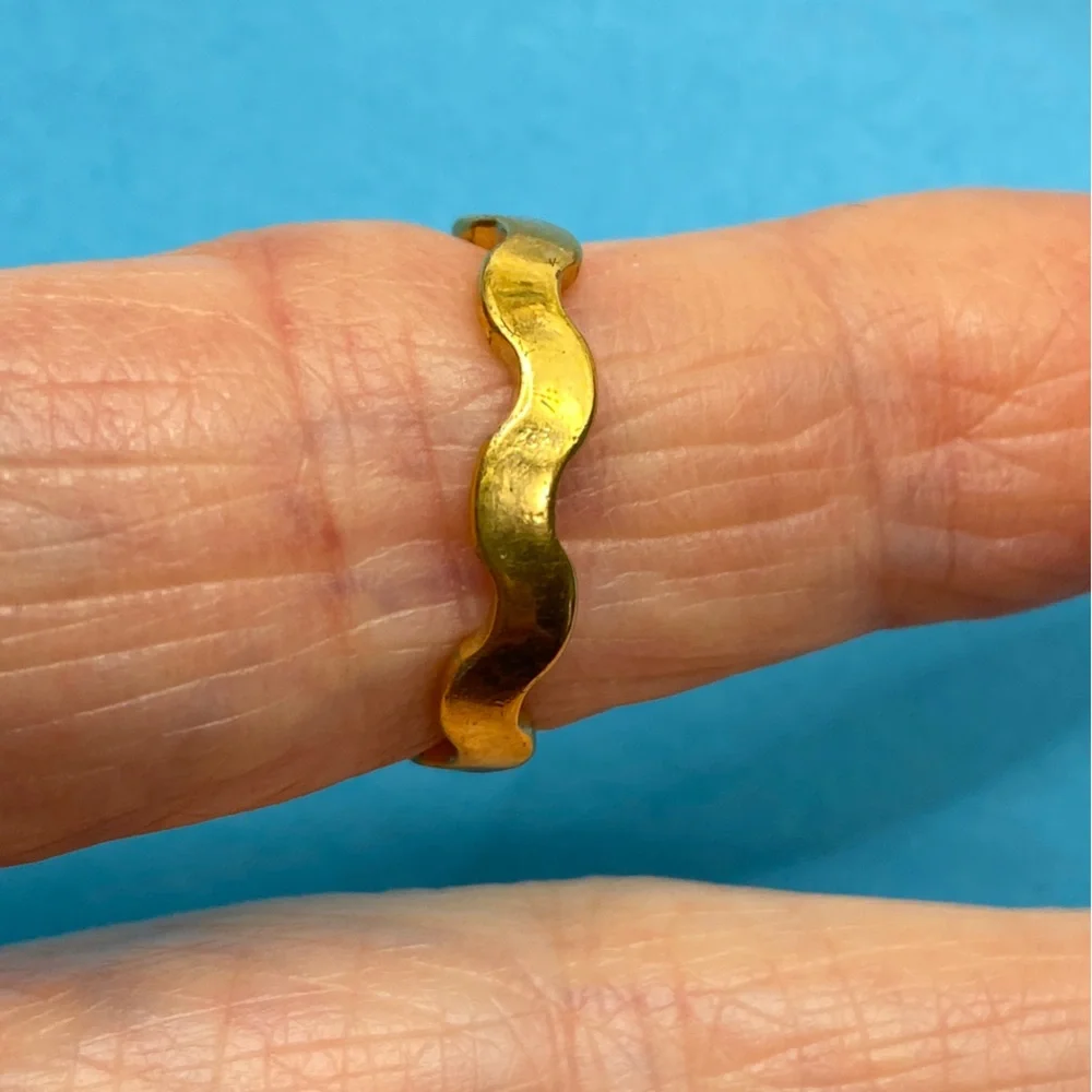 AVON Goldtone Wavy Ring Size 7 Vintage